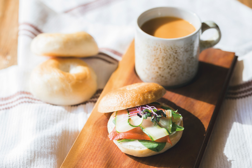 米粉ベーグル食事シーン